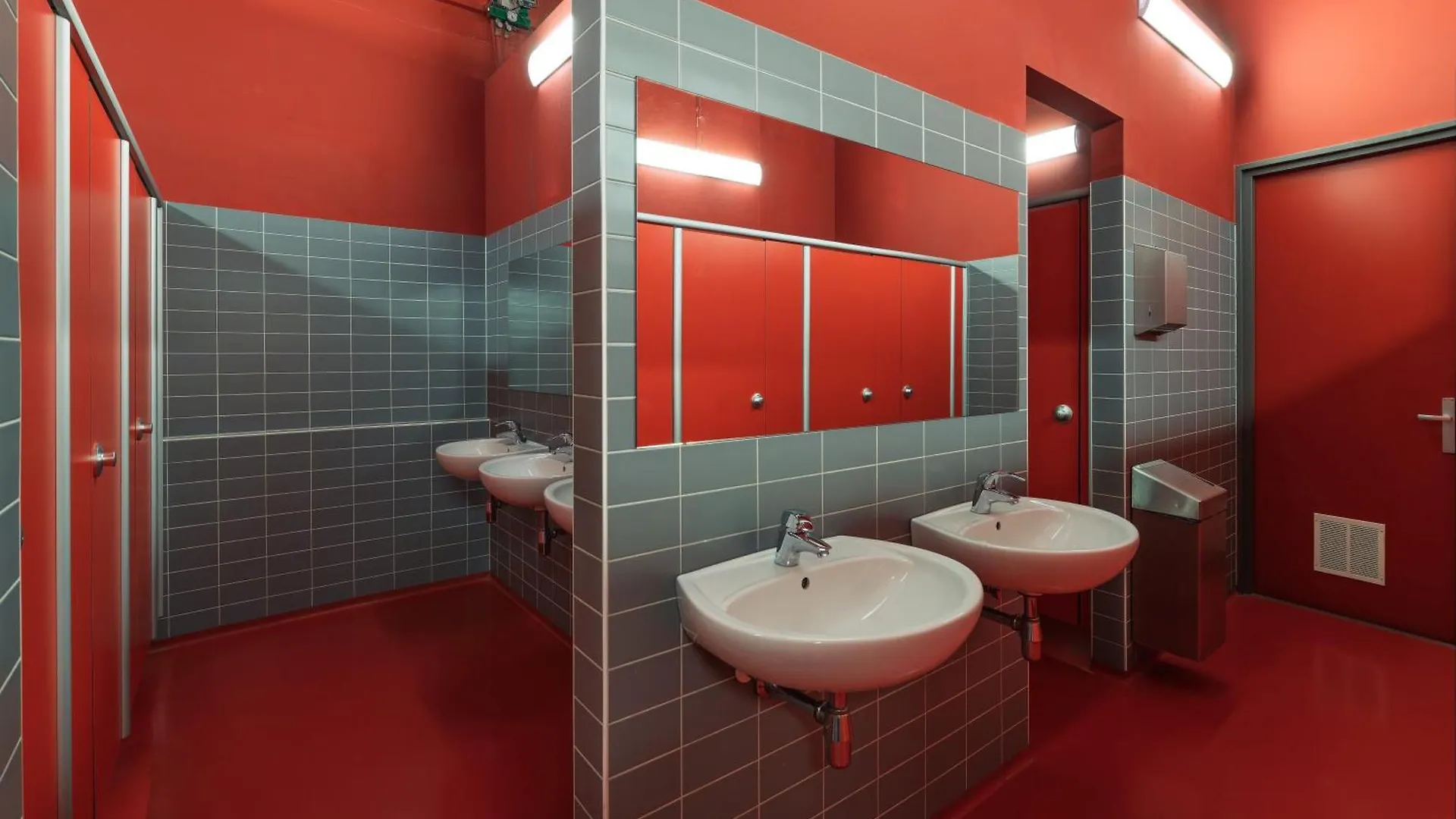 Stayokay Hostel Eindhoven - Blue Collar Hotel